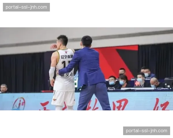 现场观众镜头捕捉到姚明与易建联在场边亲切交谈 现场观众镜头捕捉到姚明与易建联在场边亲切交谈