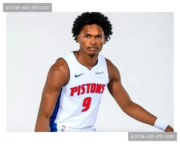 历史瞬间:狂热队新秀汤普森单场送出10次封盖,创队史纪录 历史瞬间:狂热队新秀汤普森单场送出10次封盖,创队史纪录