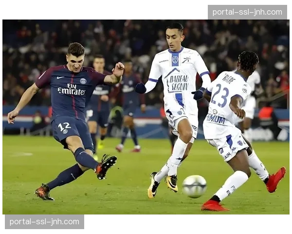 法甲战术风格对比：洛里昂侵略性进攻vs巴黎FC实用主义防守